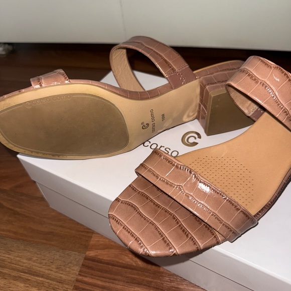 DSW Tan Croc-Patterned Sandals - Picture 2 of 2